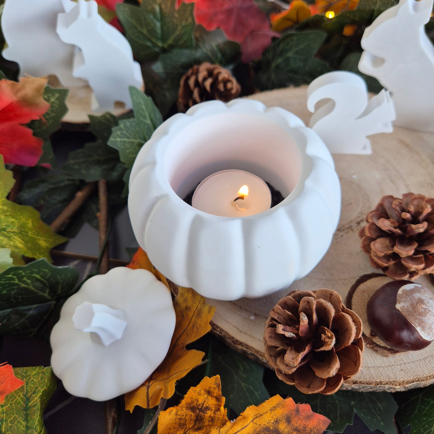 Kürbis als Dekoration aus weißem Gießbeton mit abnehmbarem Deckel für ein Teelicht, schöne und schlichte Dekoration für den Herbst // Abmessungen: ca. 6cm x 10cm