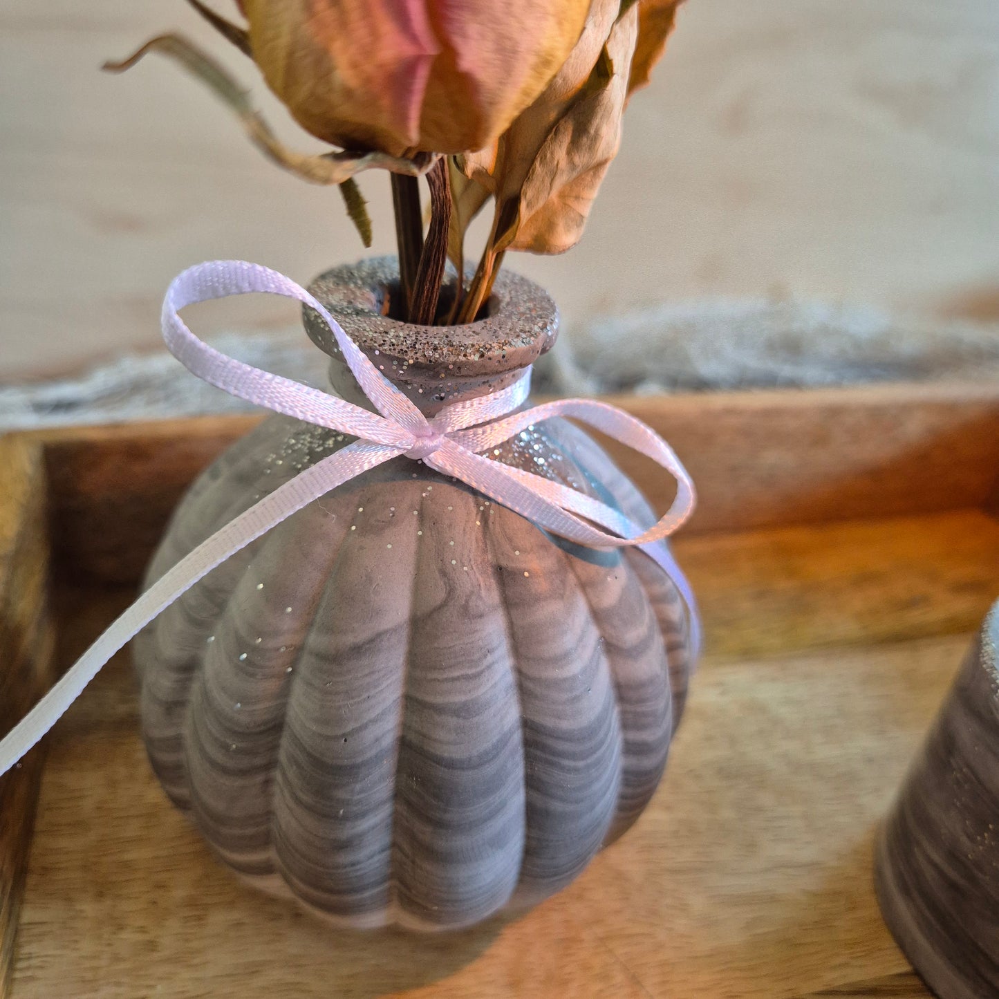 Vase klein und bauchig, mit seitlichen Rillen, für einen kleine Trockenblumenstrauß, aus grauem Gießbeton, marmoriert und mit silbernem Glitzer, Abmessungen: 8 x 8cm