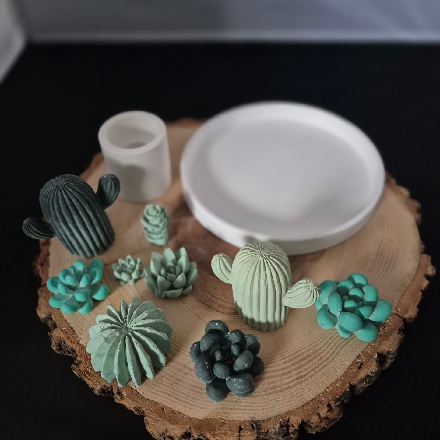 Dekoteller "KAKTUS", rund, aus weißem Gießbeton mit 9 verschiedenen Kaktus-Elementen (grün eingefärbt) und einem runden Kerzenständer für ein Teelicht , 17cm Durchmesser