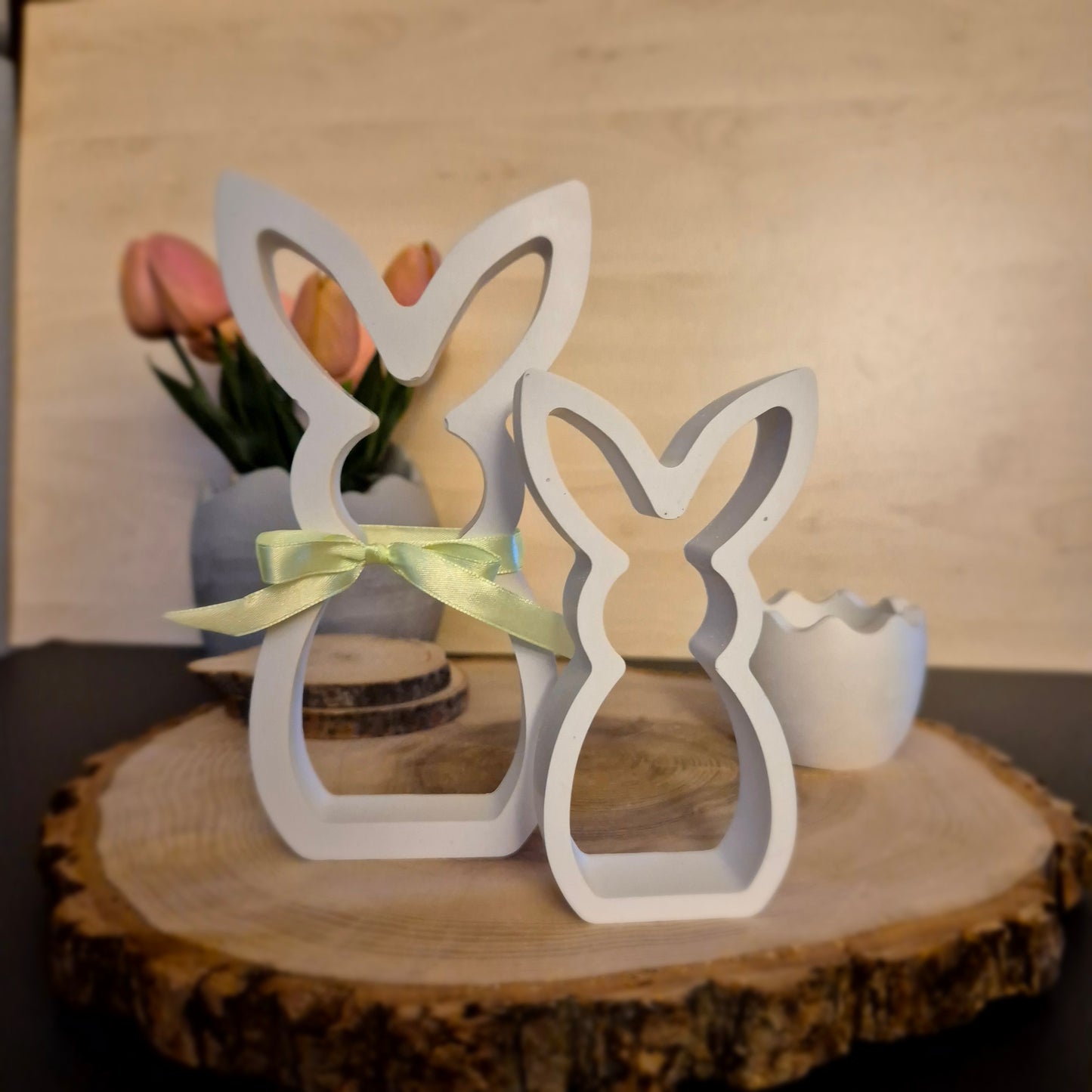 Hasenfigur, stehend - Dekoration für den Frühling und Ostern, aus weißem Gießbeton, zwei verschiedene Größen // Abmessungen: 17 und 12 cm hoch