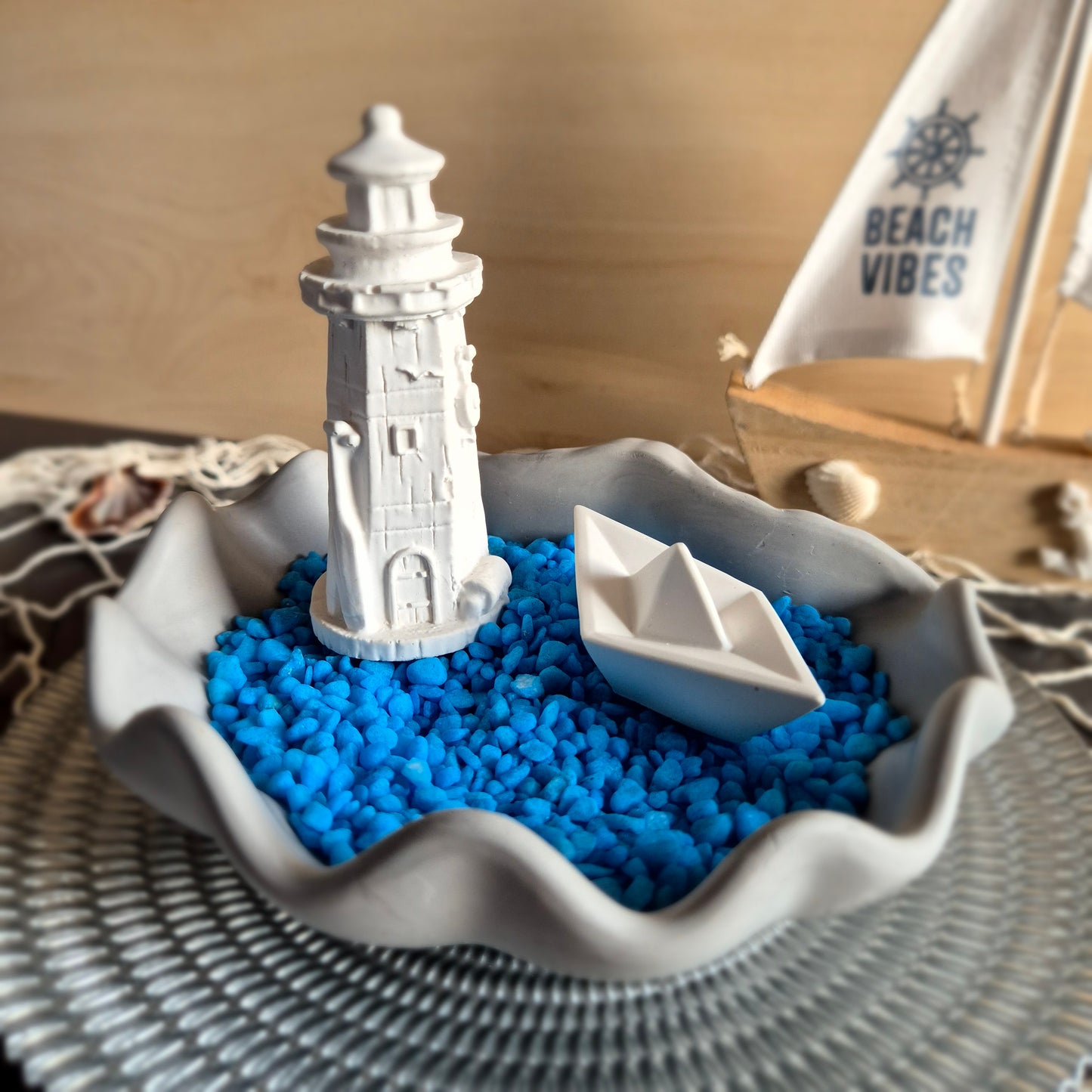 Dekoschale "Große Muschel" mit einem Leuchtturm und einem Boot aus weißem Gießbeton // Abmessung: 16x15x5cm