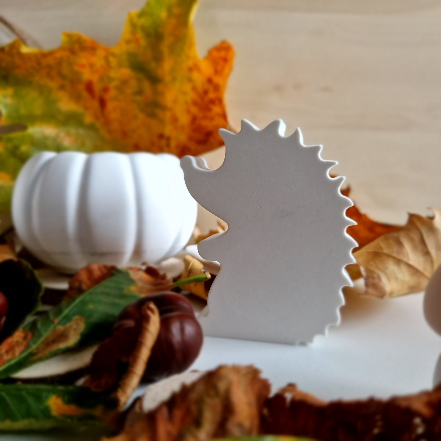 Igel Figur aus weißem Gießbeton zum Aufstellen, einfache Dekoration für das Fensterbrett oder Bücherregal, Abmessungen: ca. 11x9x2,5 cm