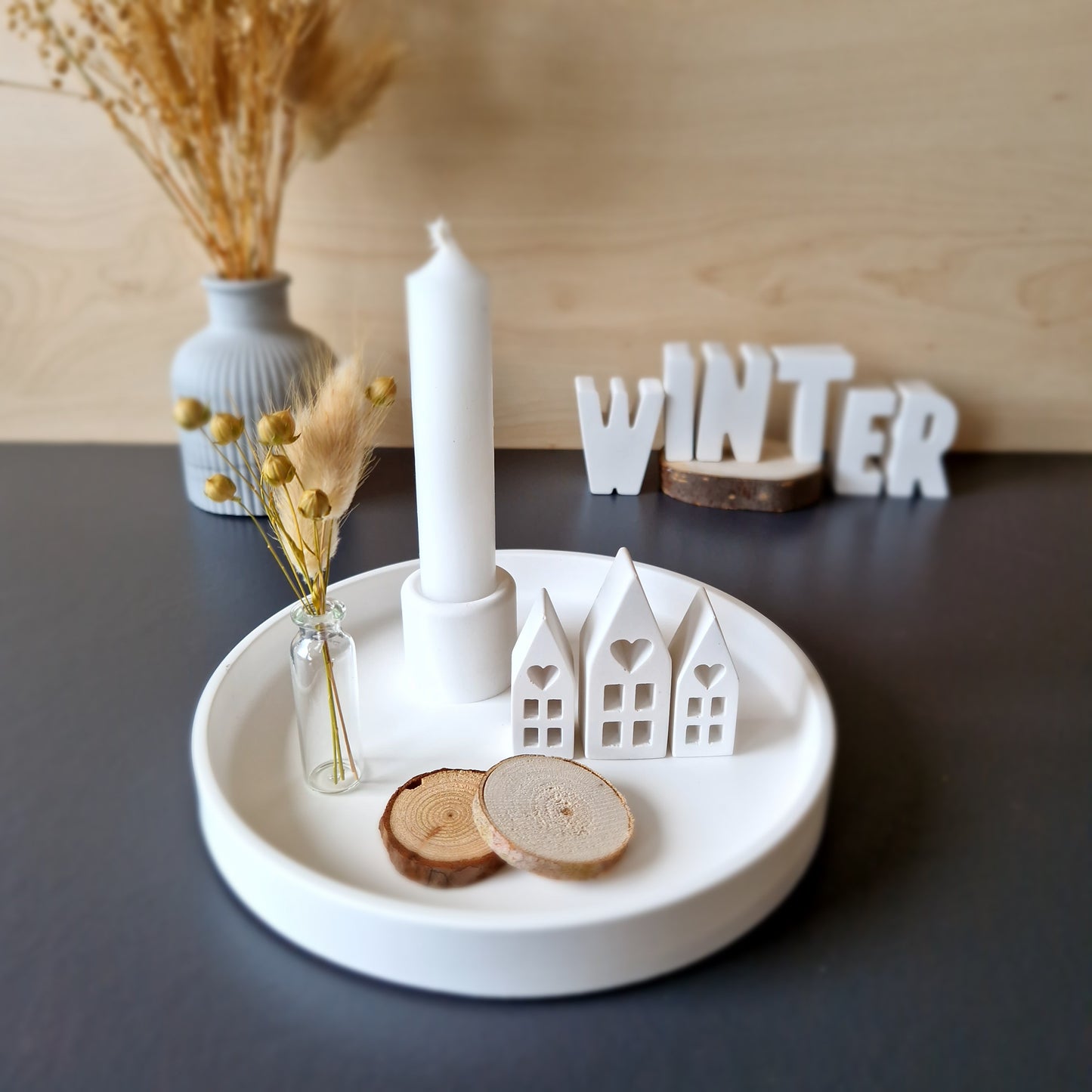 Dekoteller rund mit 3 kleinen Häuschen, Kerzenständer und Stabkerze mit kleiner Glasvase mit Trockenblumen, 17cm