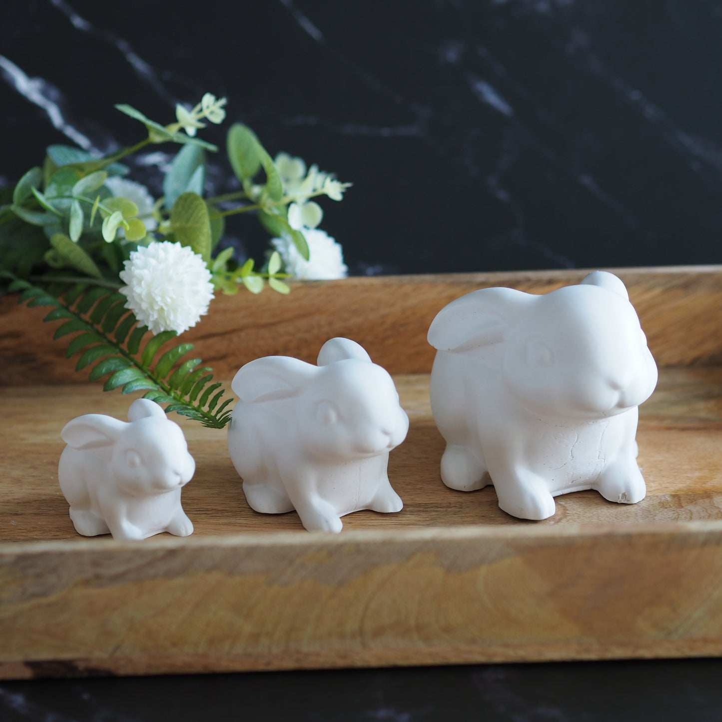 Hasen sitzend aus weißer Gießkeramik in drei verschiedenen Größen