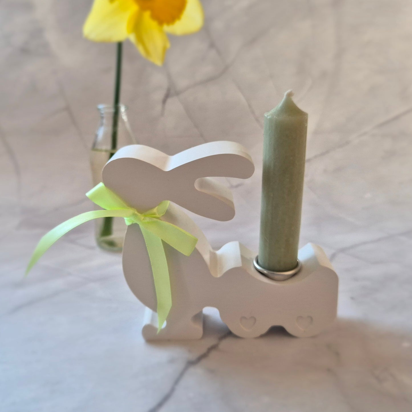 Hasenwagen mit Kerze, aus Gießkeramik - 10x12cm