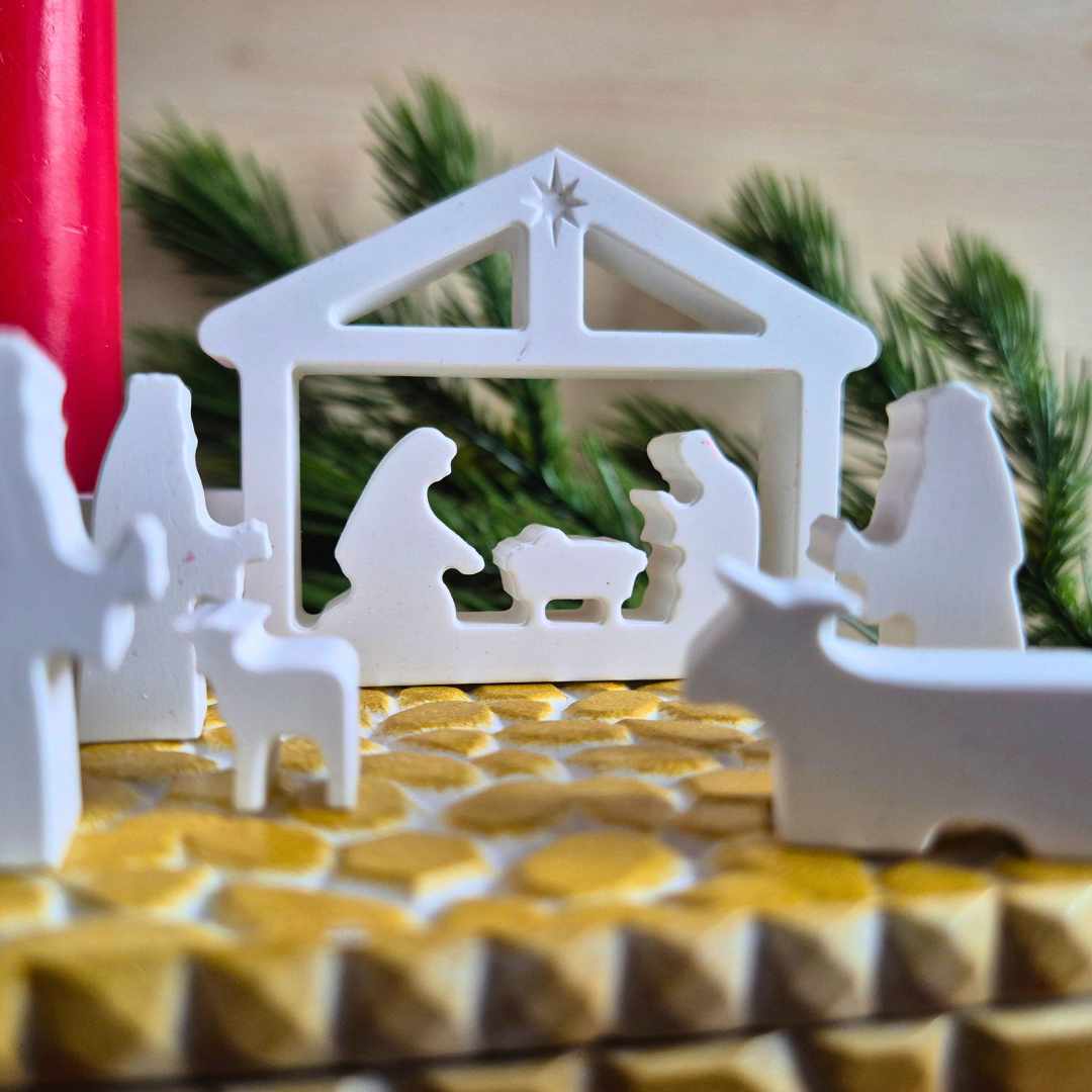 Kleine Krippe in Kiste aus Gießkeramik - 7-teilige Krippe, Stern-Kerzenständer mit Kerze passend in viereckige Goldbox mit Deckel