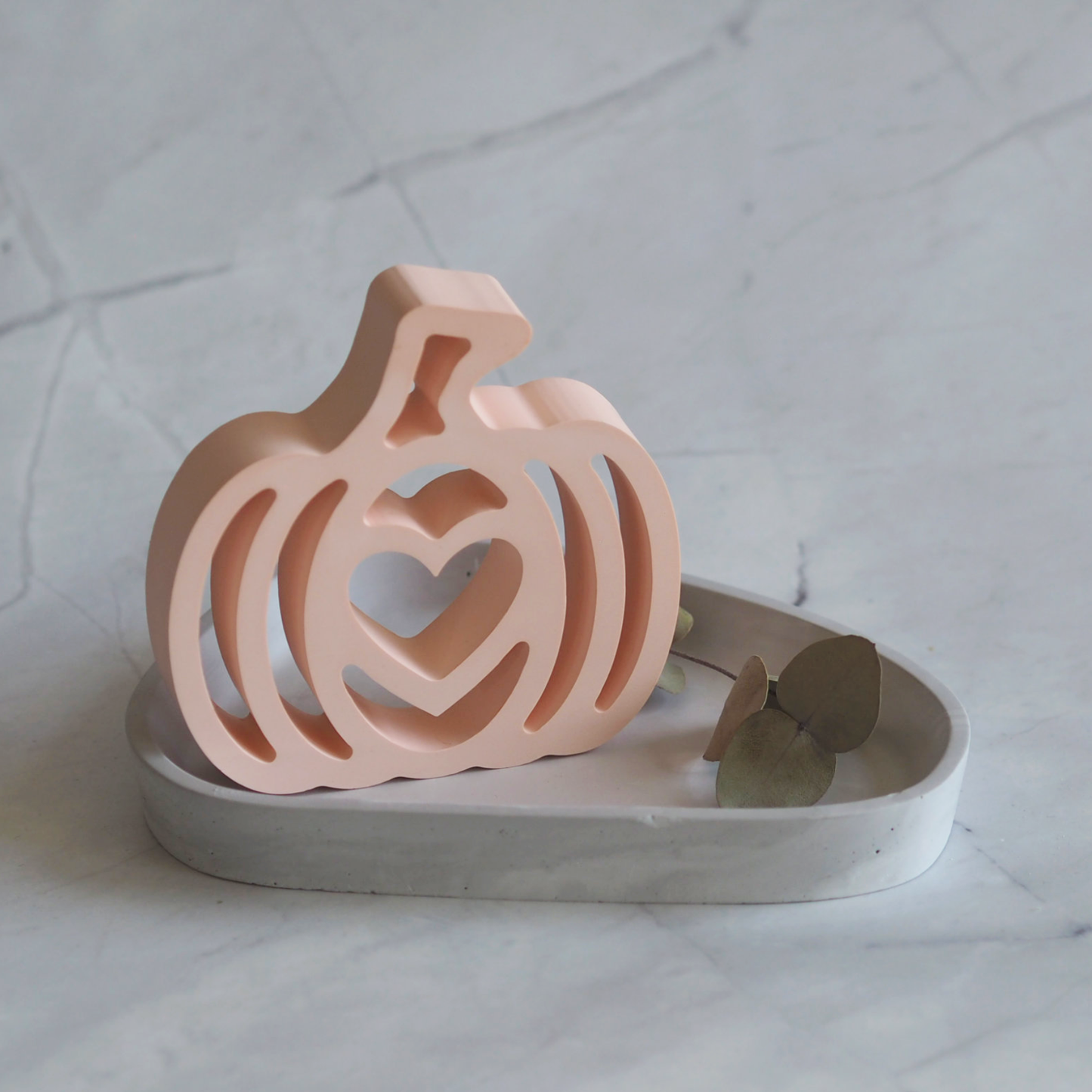 Kürbis mit Dekoteller - herbstliche Dekoration