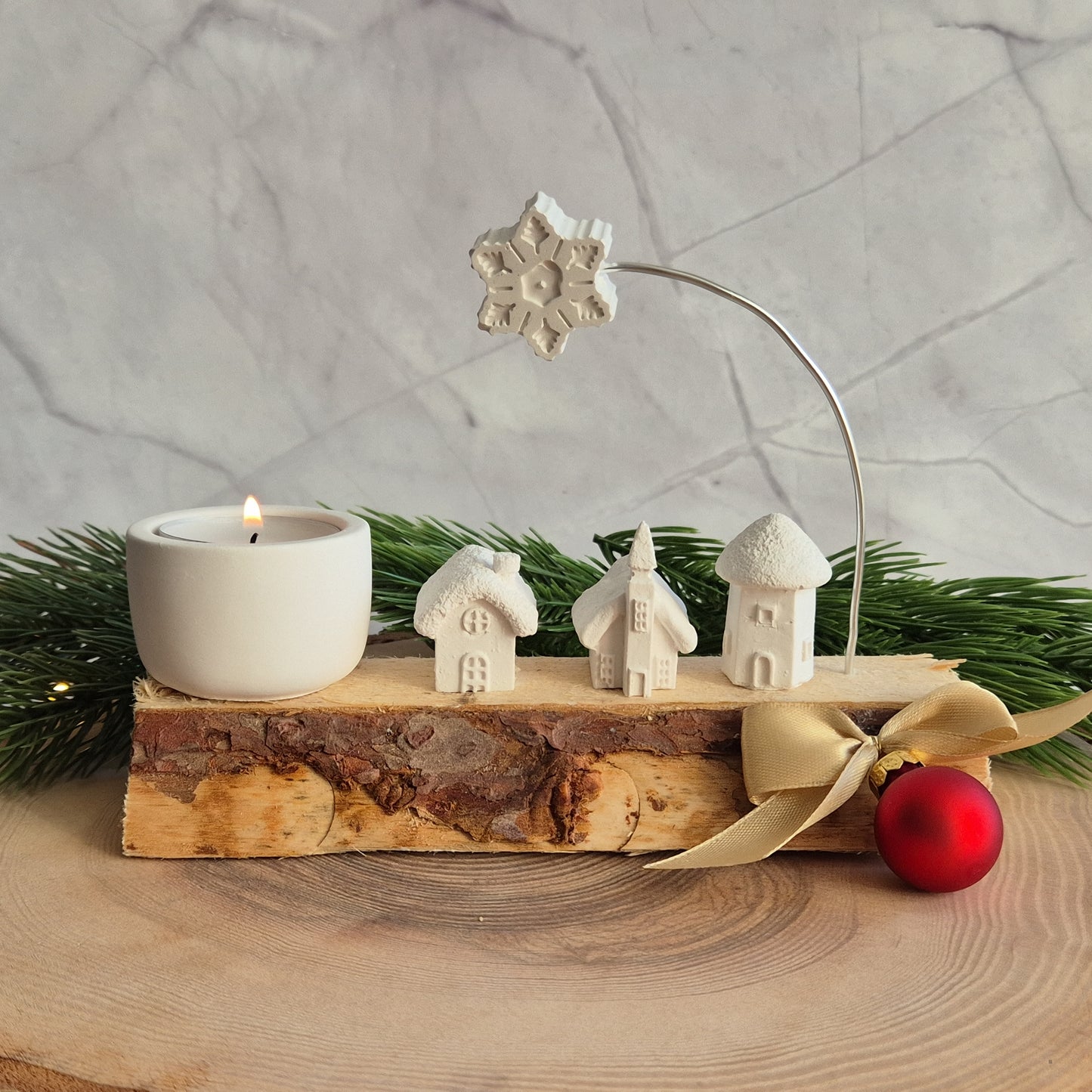 Winterliches auf Holz - verschiedene Häuschen, Bäume und Teelichthalter auf einem Holzschait