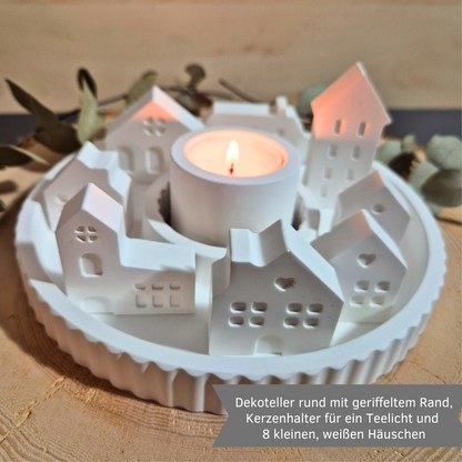 Dekoteller rund mit Teelicht Kerzenhalter  und 8 kleinen, weißen Häuschen aus Gießbeton // Abmessungen Teller: 17 x 2cm
