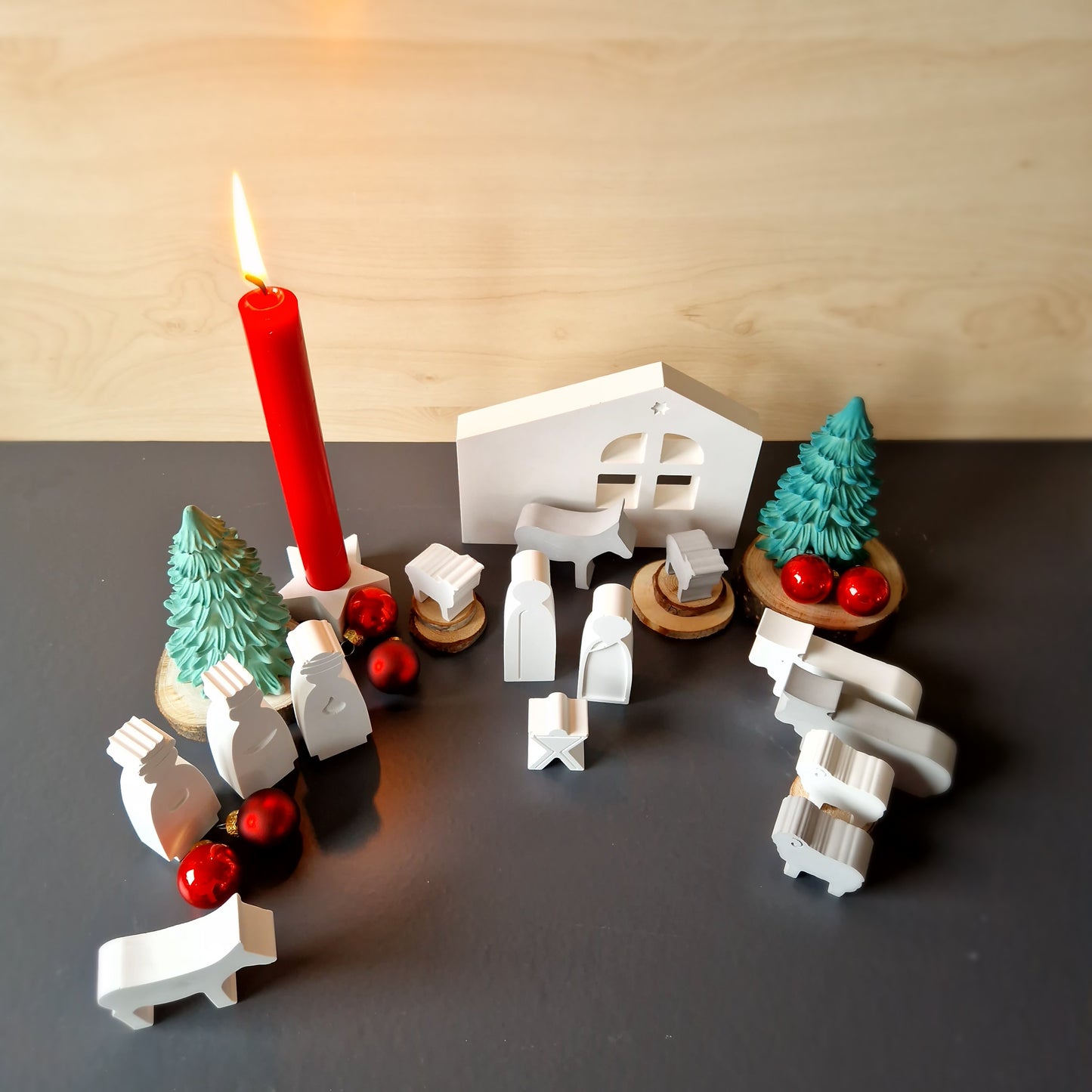 Krippe großes Set, 15 Teile und Stern-Kerzenständer mit Kerze - Weihnachtskrippe aus weißem Gießbeton und mit vier zusätzlichen Tierfiguren, eindrucksvolle Dekoration für Weihnachten, handgemacht