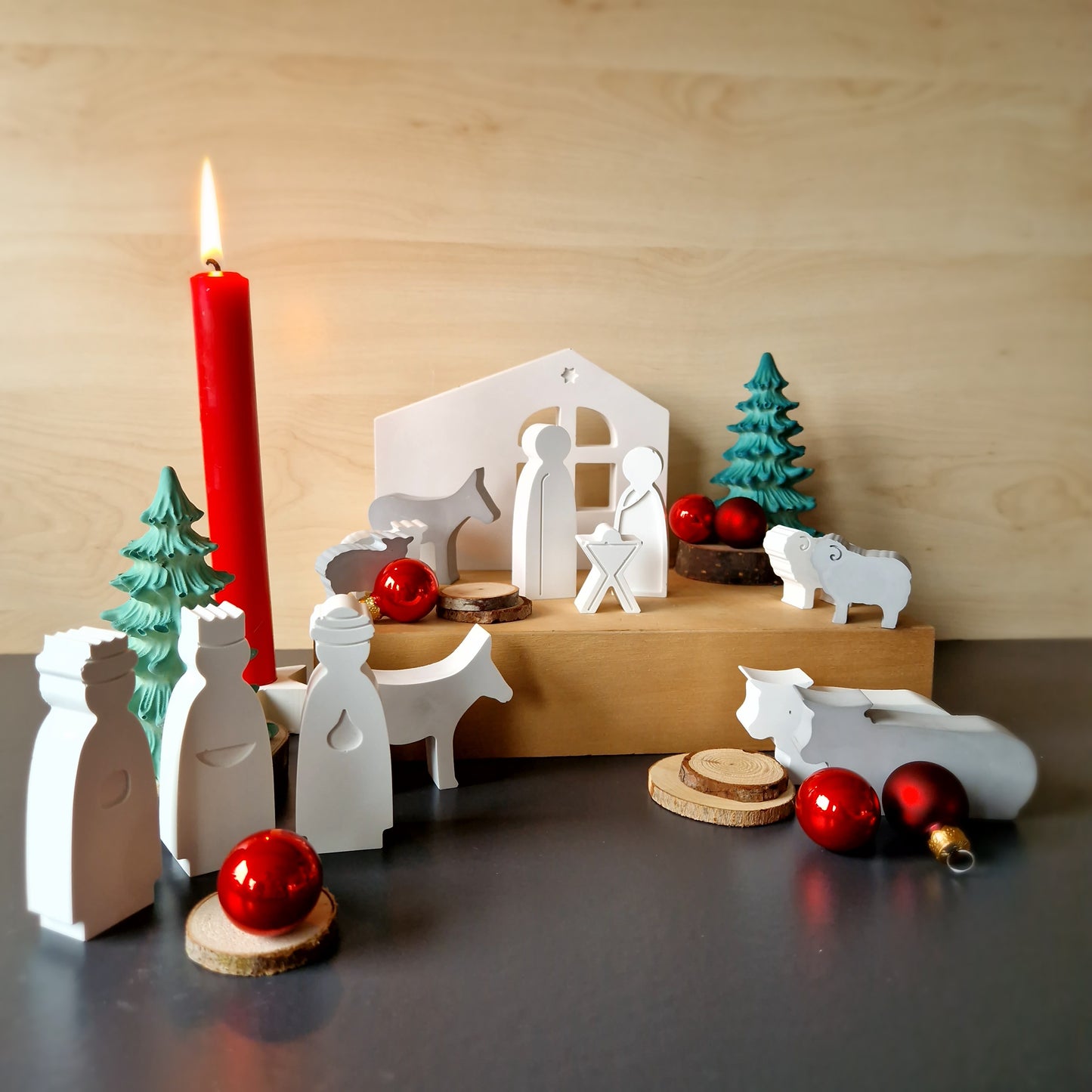 Krippe großes Set, 15 Teile und Stern-Kerzenständer mit Kerze - Weihnachtskrippe aus weißem Gießbeton und mit vier zusätzlichen Tierfiguren, eindrucksvolle Dekoration für Weihnachten, handgemacht