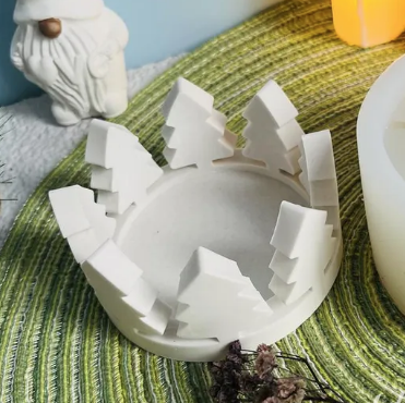 Kranz mit Tannenbäumen, rund aus weißem Gießbeton, für ein Teelicht oder eine Stumpenkerze, mit bedrucktem Transparentpapier, Abmessung: 9,5cm x 5cm