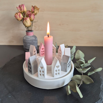 Dekoteller "Häuserring" - rund, aus weißem Gießbeton mit kleinen Häuschen im Ring und mit  Stabkerze in Mitte // 17 cm