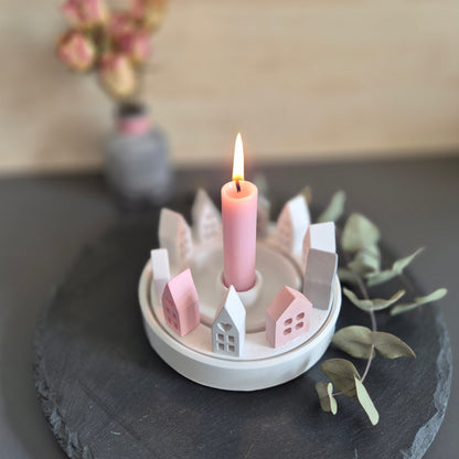 Dekoteller "Häuserring" - rund, aus weißem Gießbeton mit kleinen Häuschen im Ring und mit  Stabkerze in Mitte // 17 cm