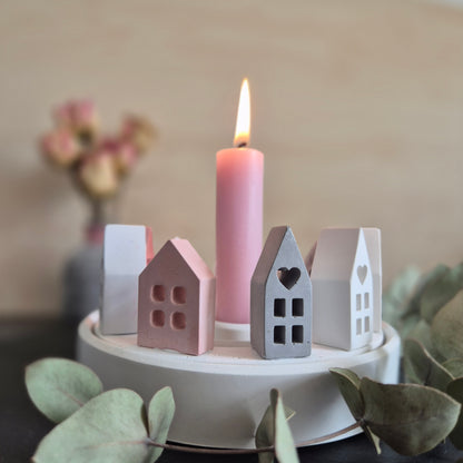 Dekoteller "Häuserring" - rund, aus weißem Gießbeton mit kleinen Häuschen im Ring und mit  Stabkerze in Mitte // 17 cm