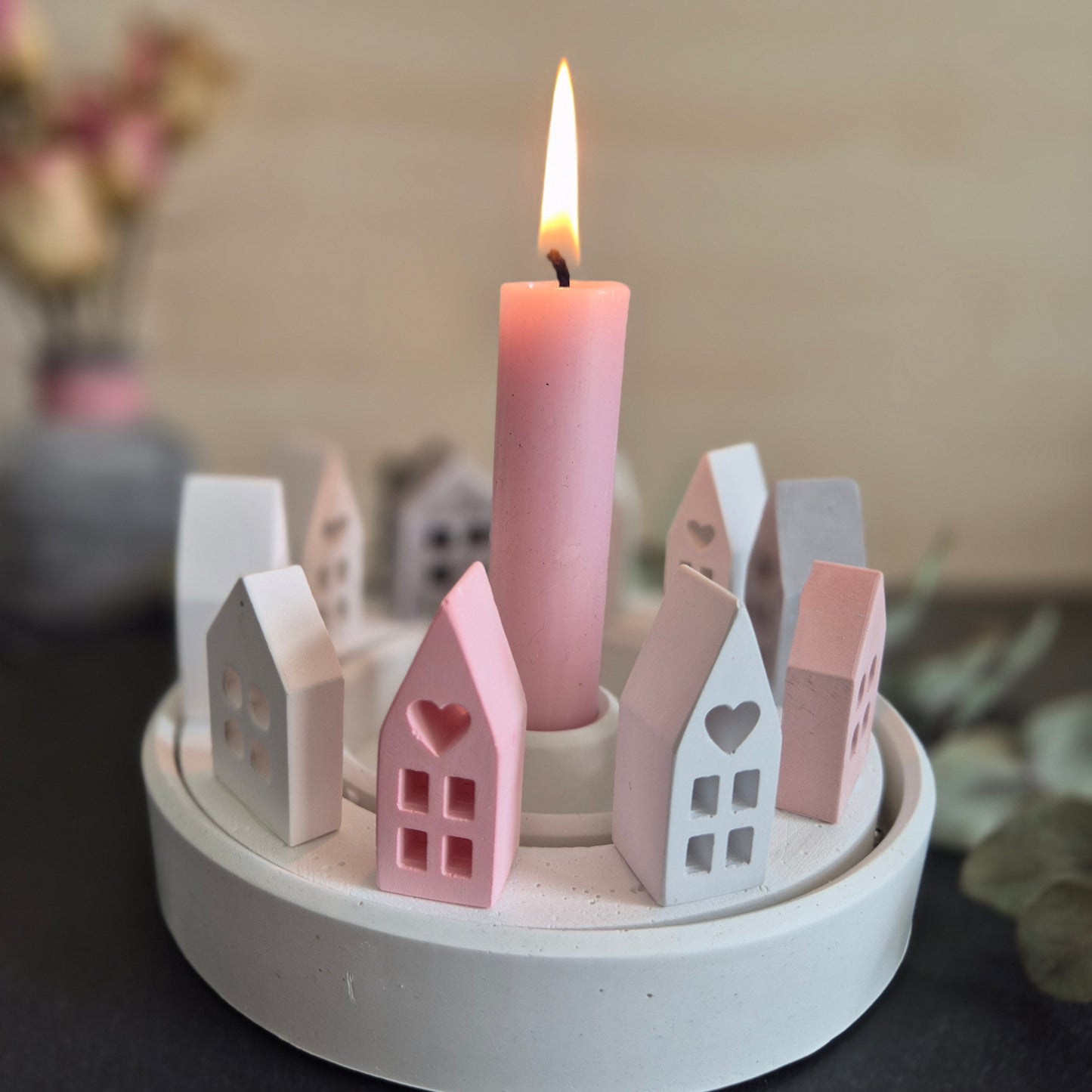 Dekoteller "Häuserring" - rund, aus weißem Gießbeton mit kleinen Häuschen im Ring und mit  Stabkerze in Mitte // 17 cm