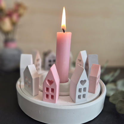 Dekoteller "Häuserring" - rund, aus weißem Gießbeton mit kleinen Häuschen im Ring und mit  Stabkerze in Mitte // 17 cm