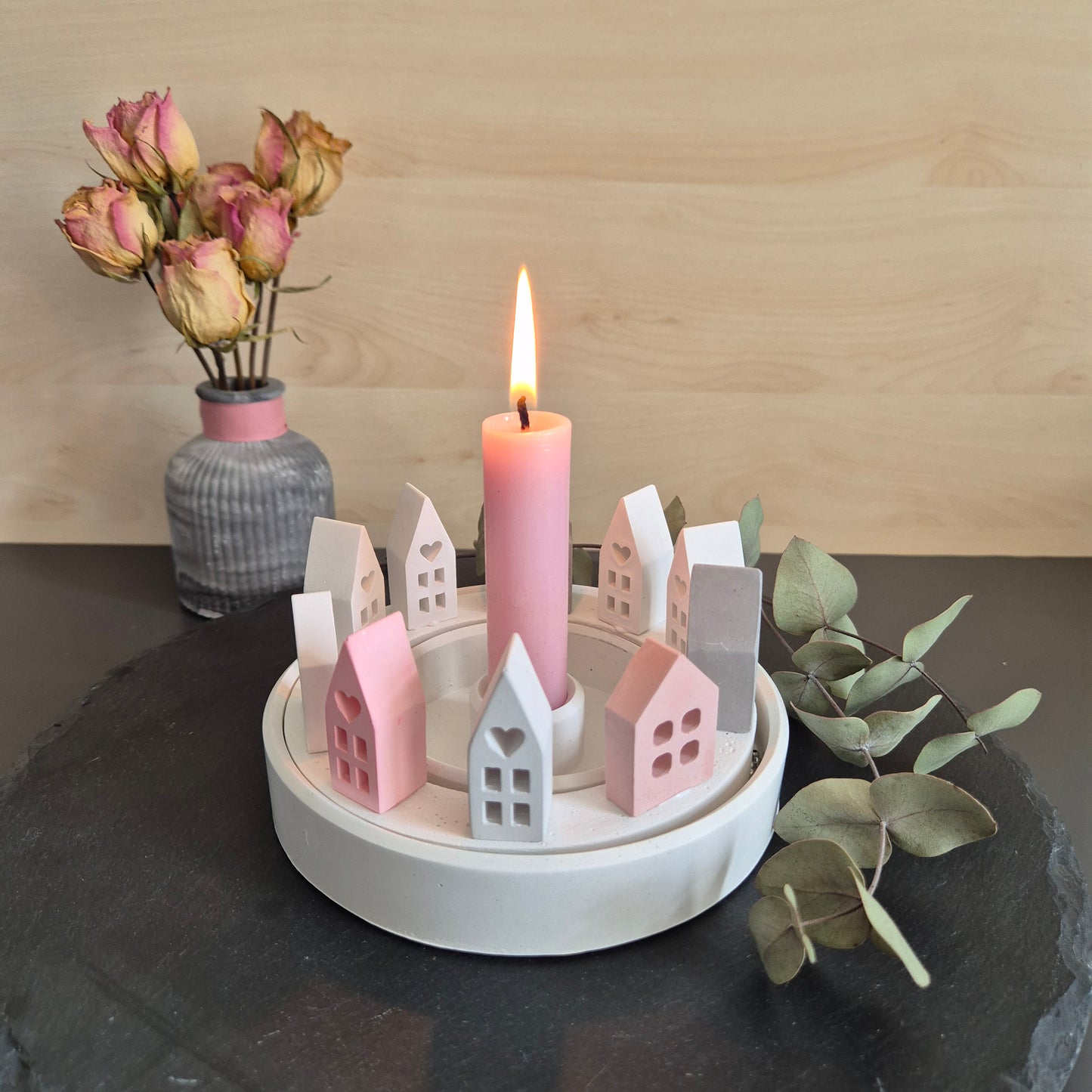 Dekoteller "Häuserring" - rund, aus weißem Gießbeton mit kleinen Häuschen im Ring und mit  Stabkerze in Mitte // 17 cm