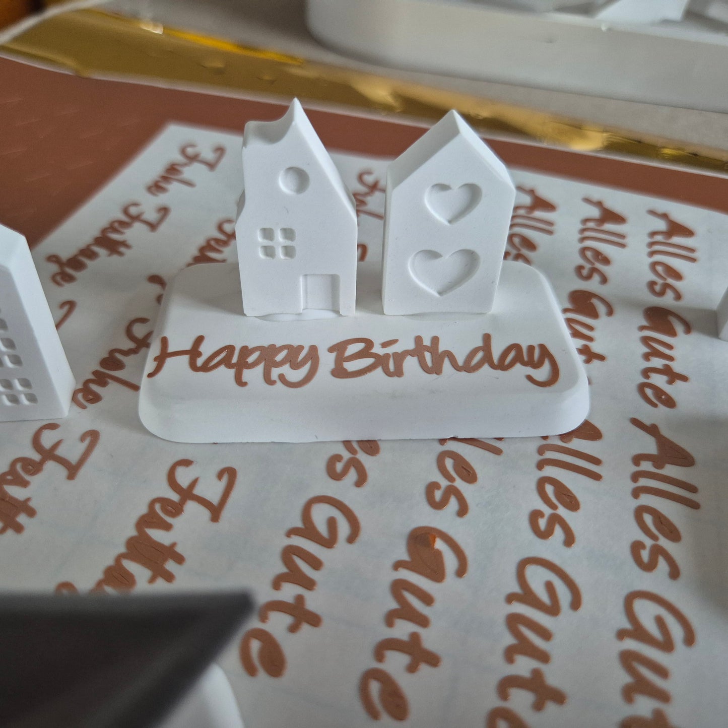 Kleine Geschenke aus Gießbeton auf einem Sockel mit Grußtext, ca. 7,0 x 4,5 cm