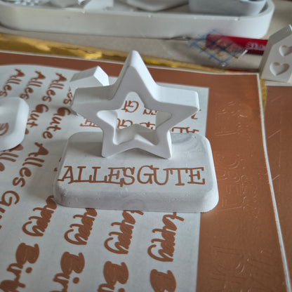 Kleine Geschenke aus Gießbeton auf einem Sockel mit Grußtext, ca. 7,0 x 4,5 cm