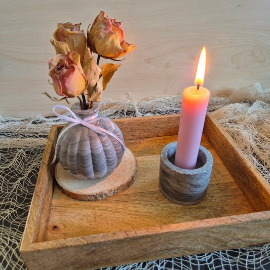 Vase klein und bauchig, mit seitlichen Rillen, für einen kleine Trockenblumenstrauß, aus grauem Gießbeton, marmoriert und mit silbernem Glitzer, Abmessungen: 8 x 8cm