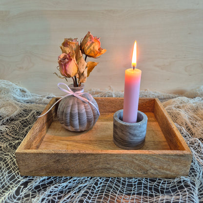 Vase klein und bauchig, mit seitlichen Rillen, für einen kleine Trockenblumenstrauß, aus grauem Gießbeton, marmoriert und mit silbernem Glitzer, Abmessungen: 8 x 8cm