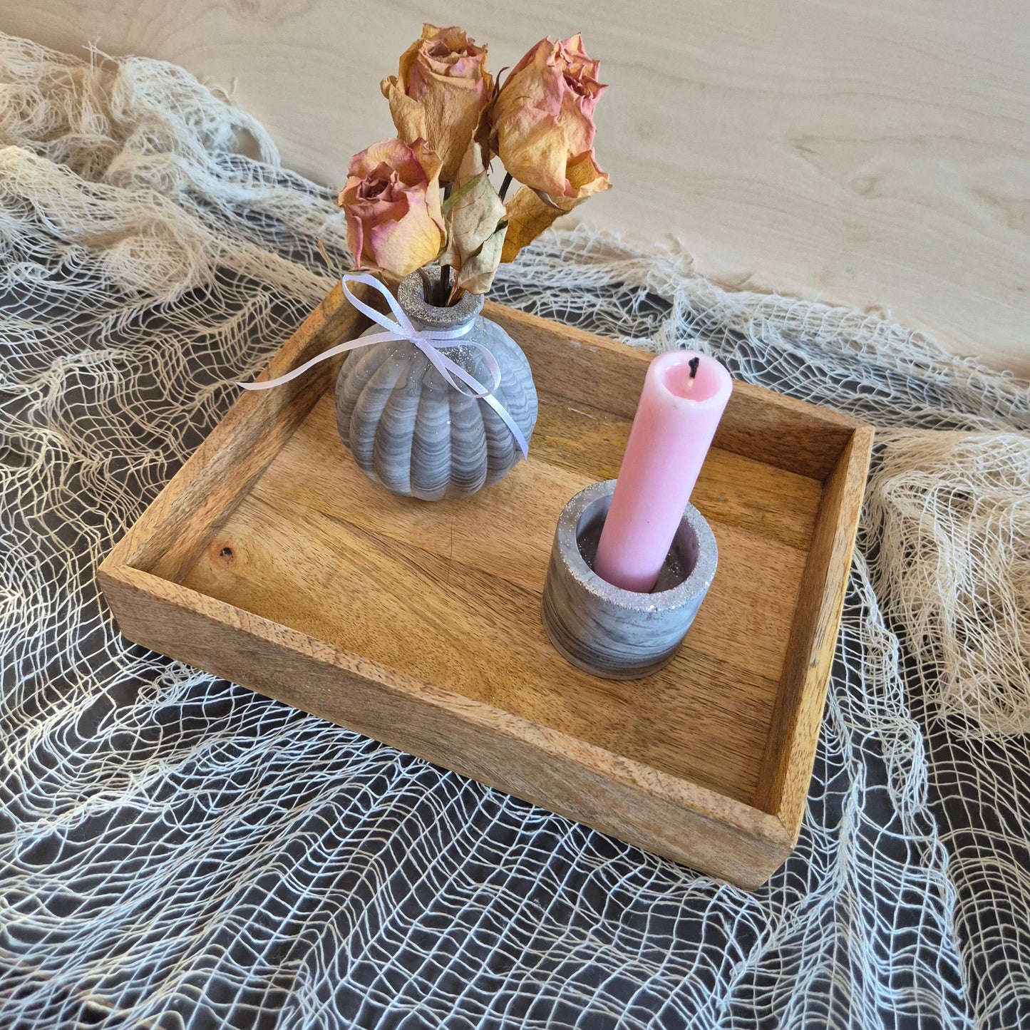 Vase klein und bauchig, mit seitlichen Rillen, für einen kleine Trockenblumenstrauß, aus grauem Gießbeton, marmoriert und mit silbernem Glitzer, Abmessungen: 8 x 8cm