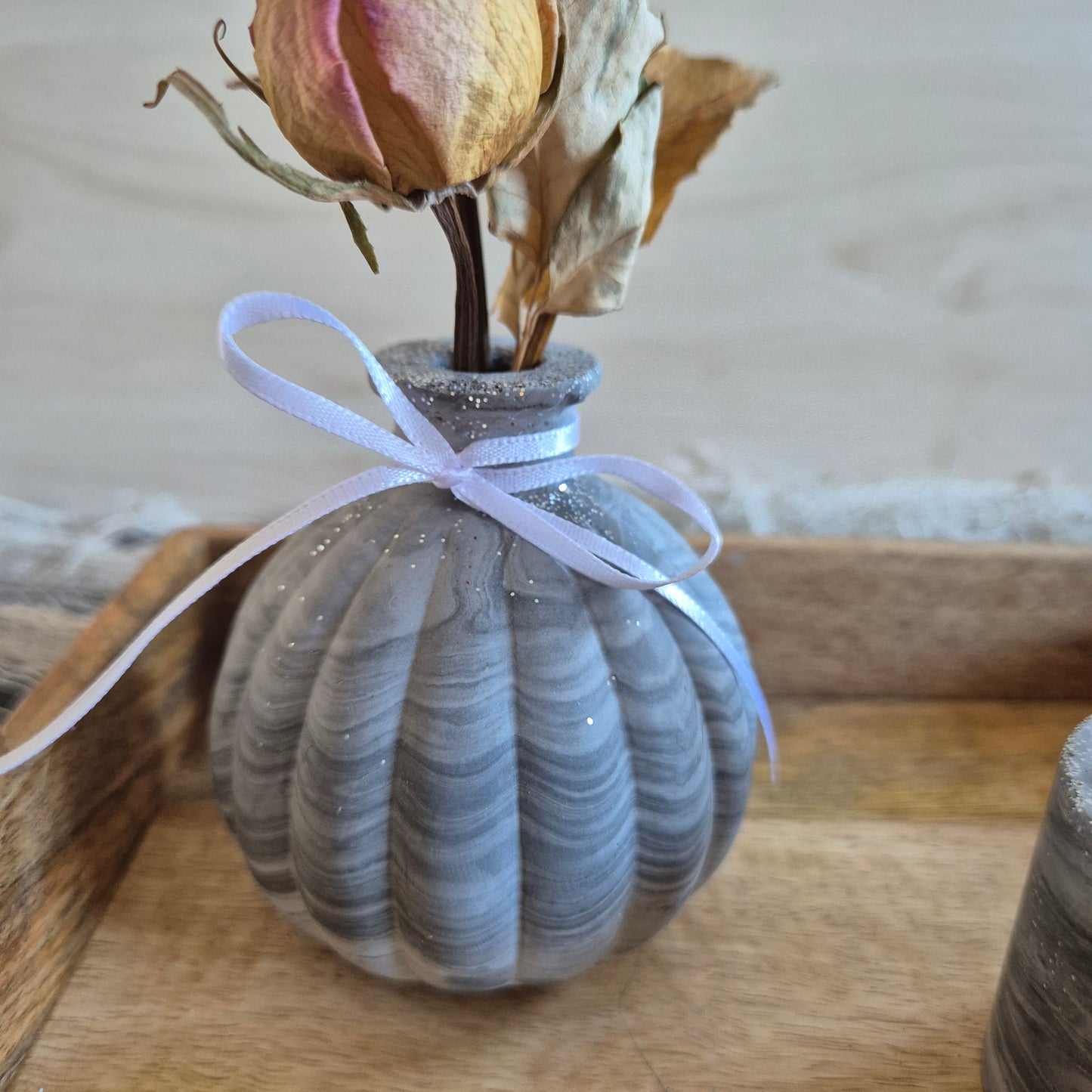 Vase klein und bauchig, mit seitlichen Rillen, für einen kleine Trockenblumenstrauß, aus grauem Gießbeton, marmoriert und mit silbernem Glitzer, Abmessungen: 8 x 8cm