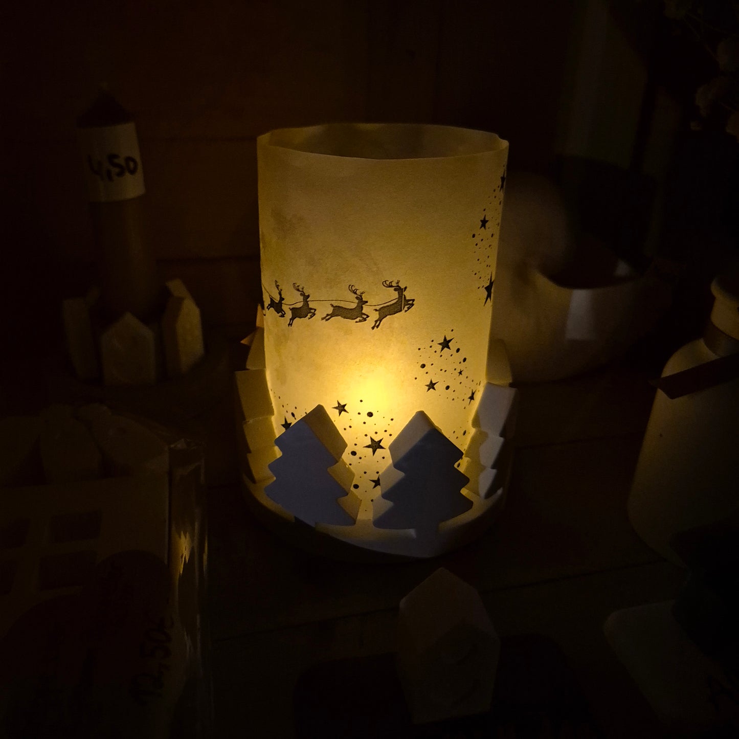 Kranz mit Tannenbäumen, rund aus weißem Gießbeton, für ein Teelicht oder eine Stumpenkerze, mit bedrucktem Transparentpapier, Abmessung: 9,5cm x 5cm