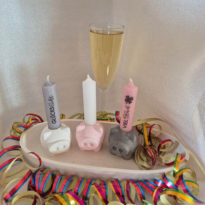 Glücksschweinchen Kerzenständer aus Gießkeramik in Weiß, Grau oder Rosa mit kurzer Stabkerze und auf Wunsch mit Kerzentext, Abmessung: 6,5 x 6,5cm