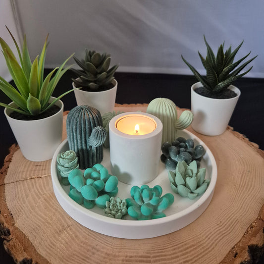 Dekoteller "KAKTUS", rund, aus weißem Gießbeton mit 9 verschiedenen Kaktus-Elementen (grün eingefärbt) und einem runden Kerzenständer für ein Teelicht , 17cm Durchmesser