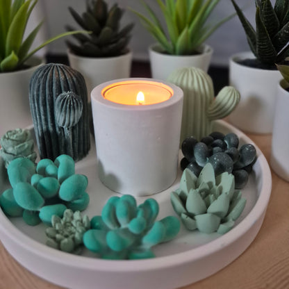 Dekoteller "KAKTUS", rund, aus weißem Gießbeton mit 9 verschiedenen Kaktus-Elementen (grün eingefärbt) und einem runden Kerzenständer für ein Teelicht , 17cm Durchmesser