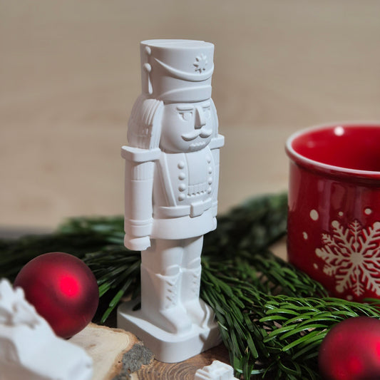 Nussknacker aus weißer Gießkeramik zum Aufstellen, Abmessungen: 6,0 x 18,0 cm