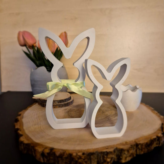 Hasenfigur, stehend - Dekoration für den Frühling und Ostern, aus weißem Gießbeton, zwei verschiedene Größen // Abmessungen: 17 und 12 cm hoch