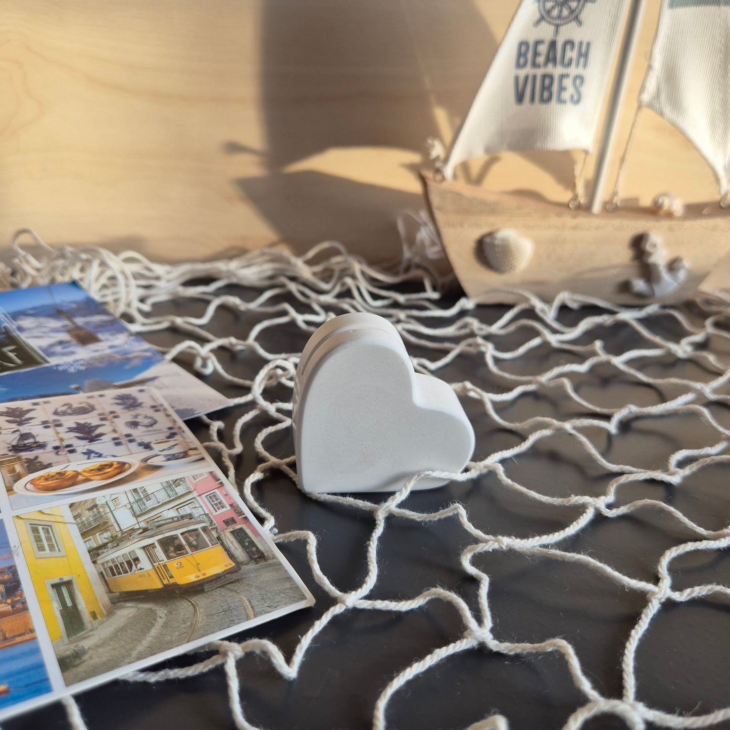 Kartenhalter in Herz-Form mit Schlitz auf der Oberseite für Fotos, Postkarten und kleine Notizen, aus weißem Gießbeton // Abmessung: 5x5x2cm