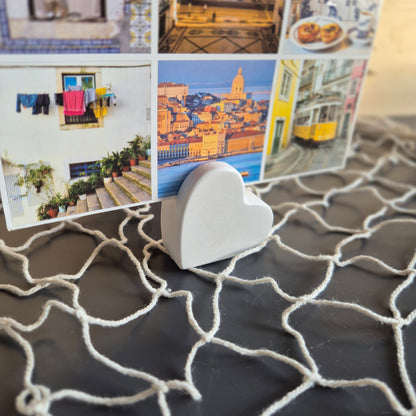 Kartenhalter in Herz-Form mit Schlitz auf der Oberseite für Fotos, Postkarten und kleine Notizen, aus weißem Gießbeton // Abmessung: 5x5x2cm