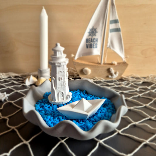 Dekoschale "Große Muschel" mit einem Leuchtturm und einem Boot aus weißem Gießbeton // Abmessung: 16x15x5cm
