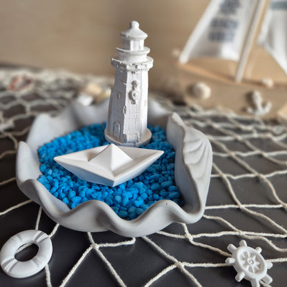 Dekoschale "Große Muschel" mit einem Leuchtturm und einem Boot aus weißem Gießbeton // Abmessung: 16x15x5cm