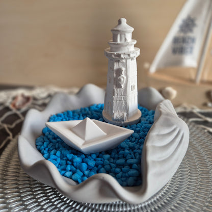 Dekoschale "Große Muschel" mit einem Leuchtturm und einem Boot aus weißem Gießbeton // Abmessung: 16x15x5cm