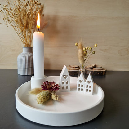 Dekoteller rund mit 3 kleinen Häuschen, Kerzenständer und  Stabkerze mit kleiner Glasvase mit Trockenblumen, 17cm