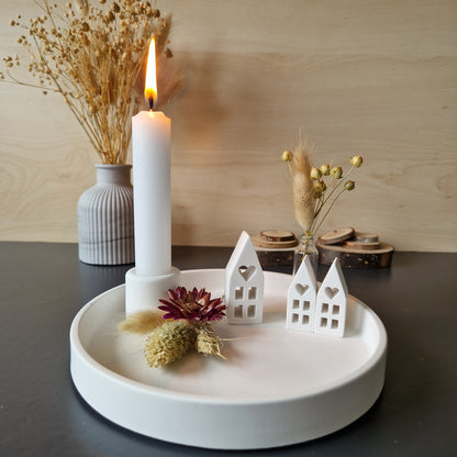 Dekoteller rund mit 3 kleinen Häuschen, Kerzenständer und  Stabkerze mit kleiner Glasvase mit Trockenblumen, 17cm