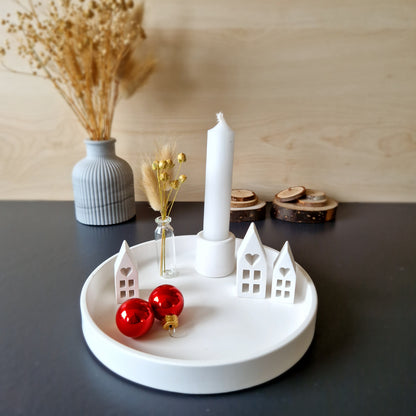 Dekoteller rund mit 3 kleinen Häuschen, Kerzenständer und  Stabkerze mit kleiner Glasvase mit Trockenblumen, 17cm