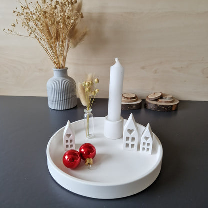 Dekoteller rund mit 3 kleinen Häuschen, Kerzenständer und  Stabkerze mit kleiner Glasvase mit Trockenblumen, 17cm