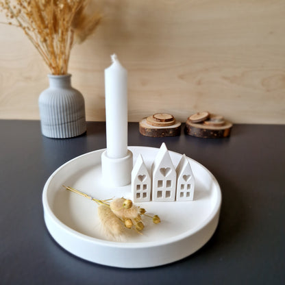 Dekoteller rund mit 3 kleinen Häuschen, Kerzenständer und  Stabkerze mit kleiner Glasvase mit Trockenblumen, 17cm