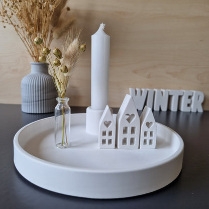 Dekoteller rund mit 3 kleinen Häuschen, Kerzenständer und  Stabkerze mit kleiner Glasvase mit Trockenblumen, 17cm