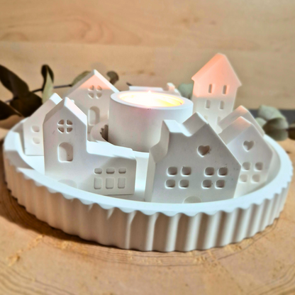 Dekoteller rund mit Teelicht Kerzenhalter  und 8 kleinen, weißen Häuschen aus Gießbeton // Abmessungen Teller: 17 x 2cm
