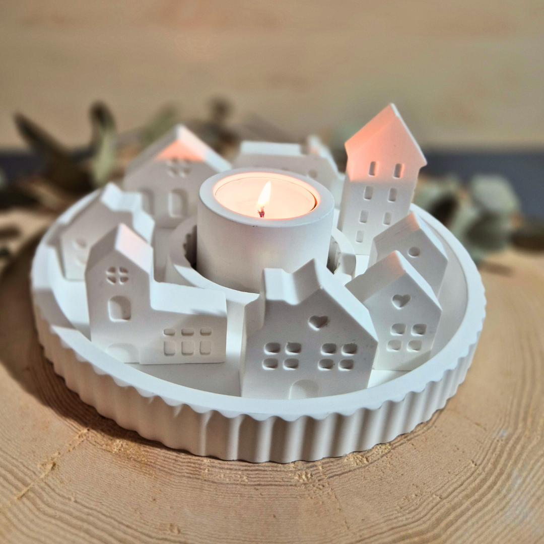 Dekoteller rund mit Teelicht Kerzenhalter  und 8 kleinen, weißen Häuschen aus Gießbeton // Abmessungen Teller: 17 x 2cm