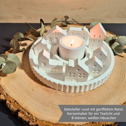 Dekoteller rund mit Teelicht Kerzenhalter  und 8 kleinen, weißen Häuschen aus Gießbeton // Abmessungen Teller: 17 x 2cm