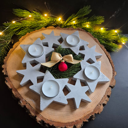 8 im Kreis liegende Sterne und in den großen Sternen sind 4 Teelichter drin als Adventskranz