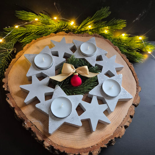8 im Kreis liegende Sterne und in den großen Sternen sind 4 Teelichter drin als Adventskranz